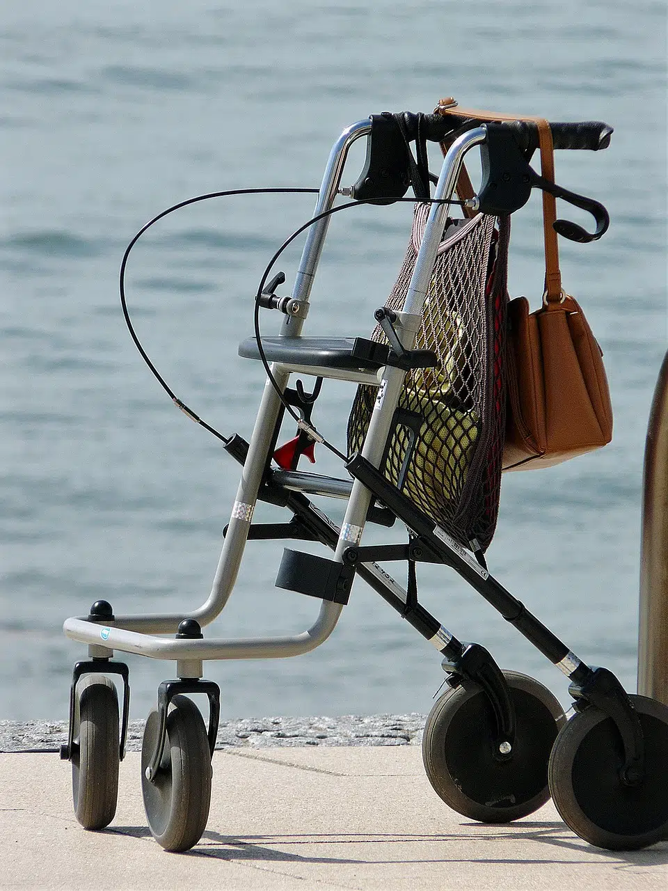 Comment plier un déambulateur ou rollator ?