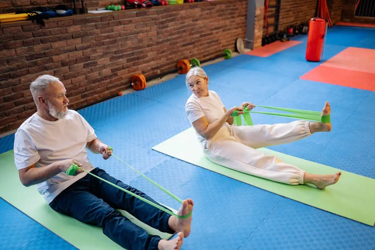 Augmenter la performance au gymnase chez les seniors : le rôle crucial de la consommation de protéines