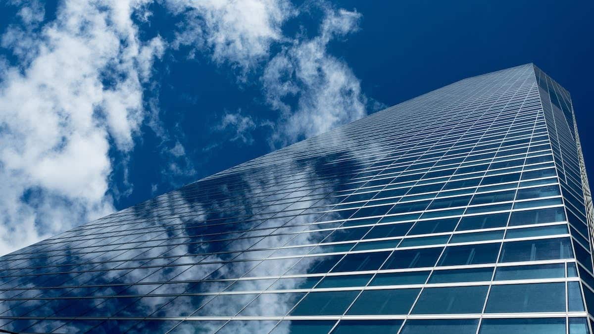 Comprendre l’impact révolutionnaire de la technologie blockchain sur l’investissement immobilier pour les seniors