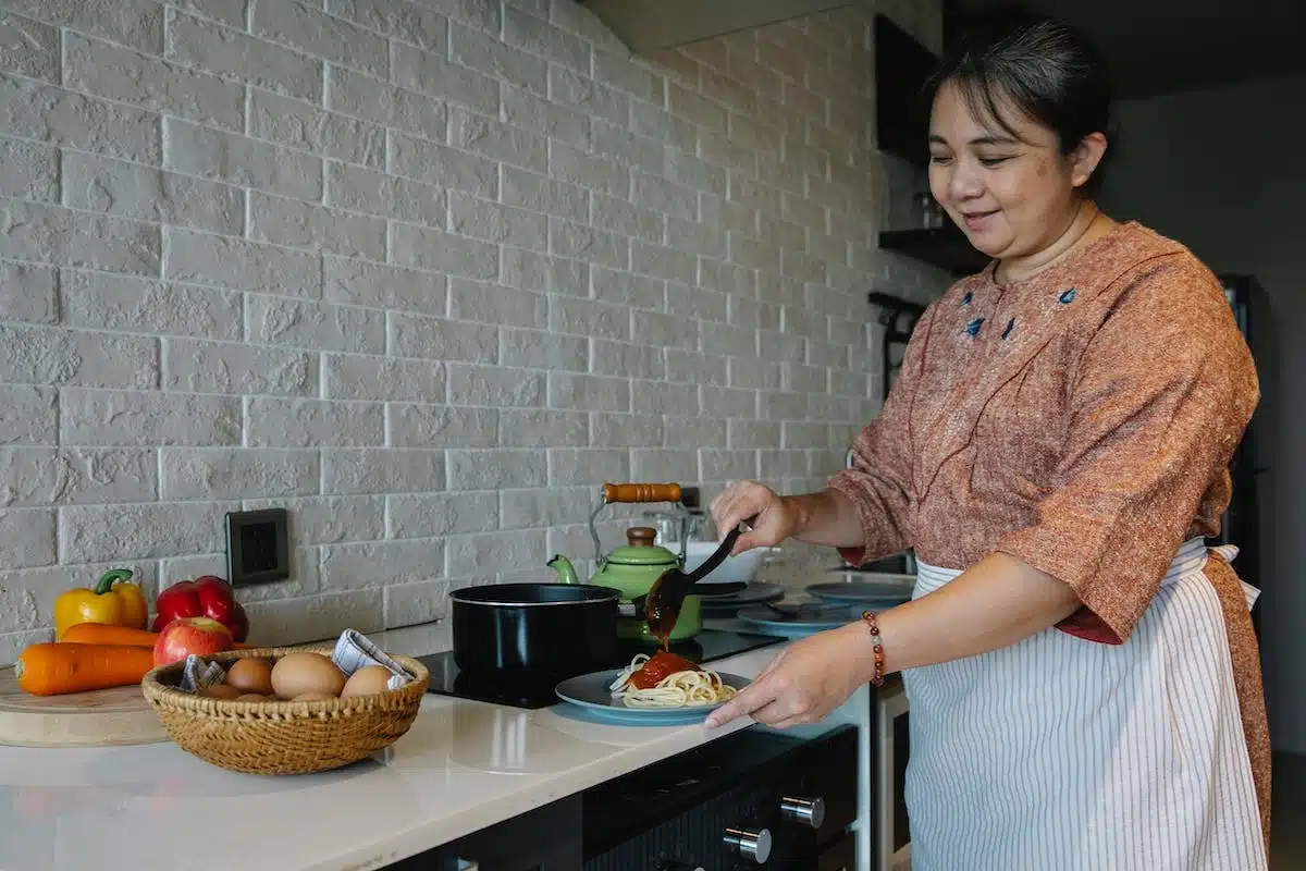 Optimisation du quotidien des séniors : le rôle clé de la technologie et du design dans le choix des équipements de cuisine