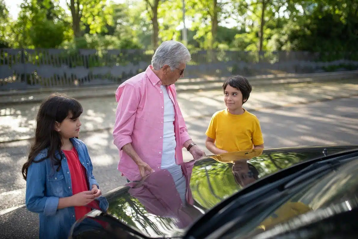 Prendre la route avec des petits : stratégies efficaces pour des voyages sans tracas avec vos petits-enfants