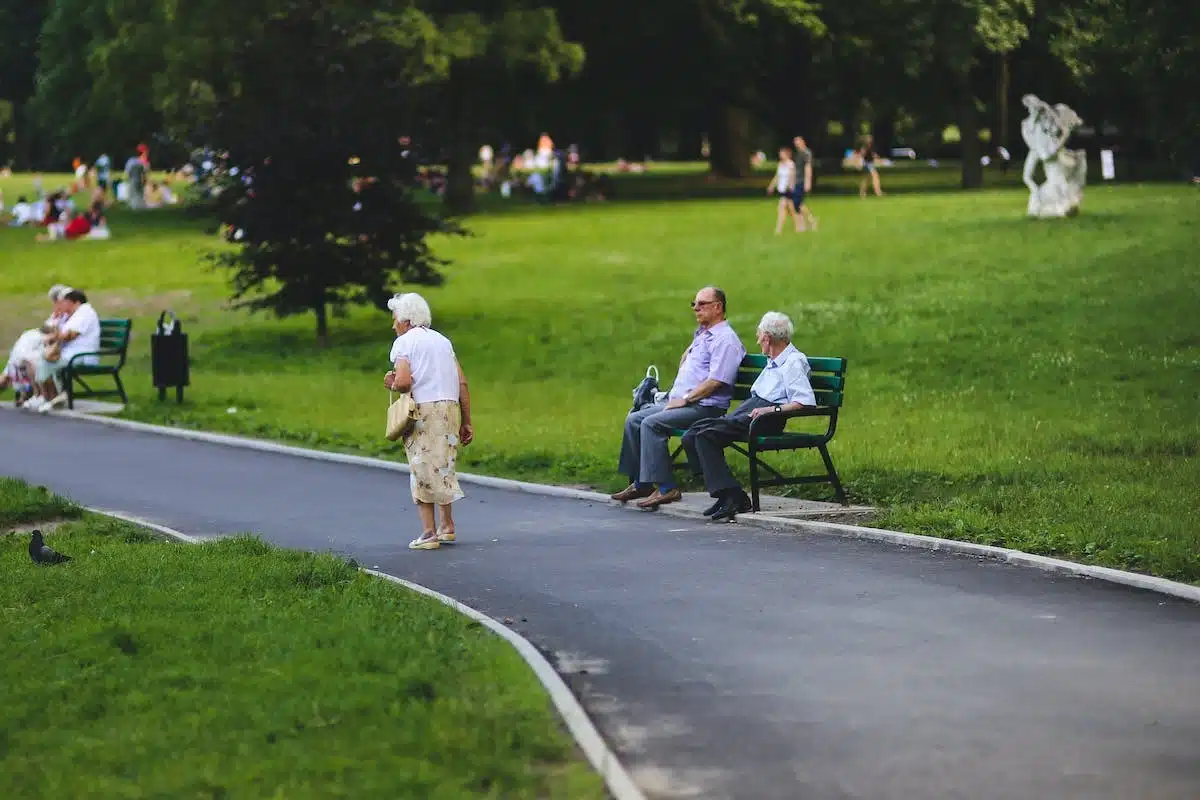 Hybridation du gazon : solution d’avenir pour les seniors face au changement climatique
