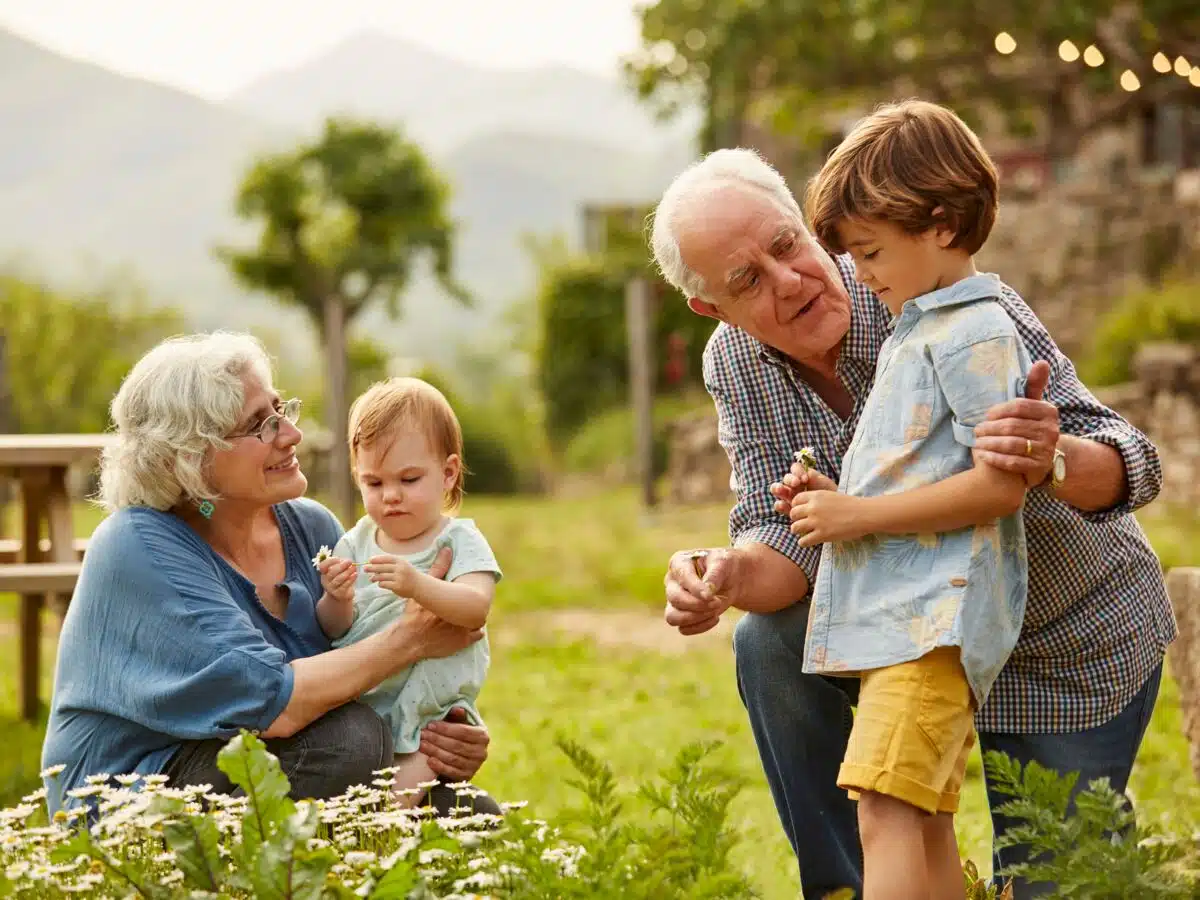 Aider un aîné à rester connecté avec sa famille