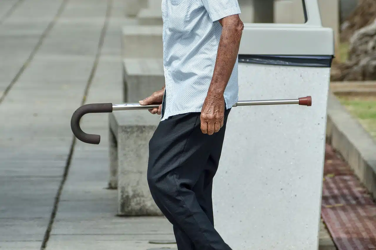 Les bienfaits de l’utilisation d’une canne pour les seniors